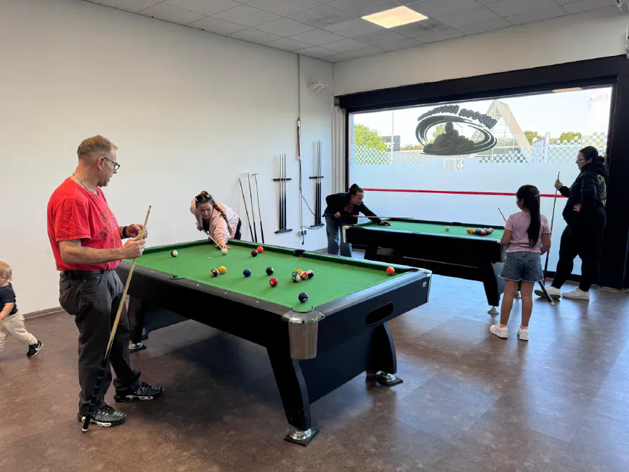 Gäste beim Billard an zwei Tischen in der Indoor Kartbahn Kassel