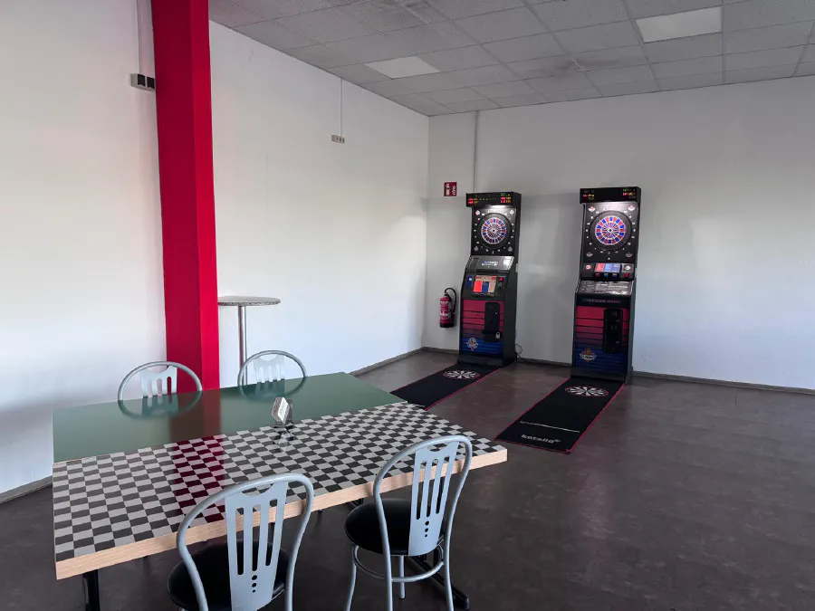 Zwei Dartautomaten mit Abwurfmatten und Stehtisch im Dartbereich der Indoor Kartbahn Kassel