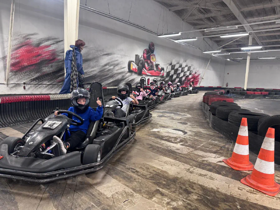 Kinder in Karts an der Startaufstellung beim Kinderlehrgang der Indoor Kartbahn Kassel
