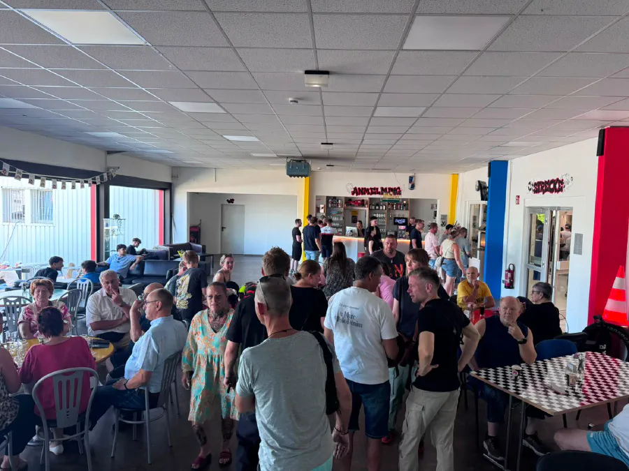 Volle Lounge mit Gästen an Tischen und an der Theke bei einer Veranstaltung in der Indoor Kartbahn Kassel